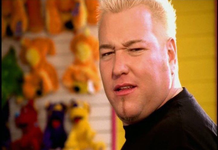 Hey now you’re a rockstar! Smash Mouth singer threatens food throwing crowd.